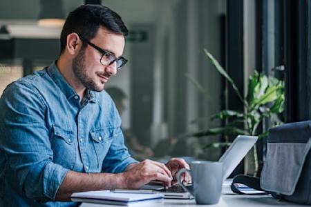 IT pro checking logs with Splashtop