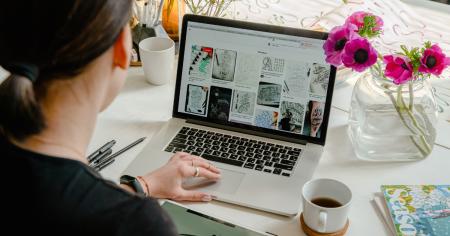 A graphic designer using Splashtop's remote desktop software to design from home.