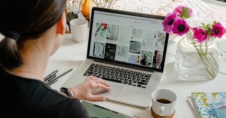 A graphic designer using Splashtop's remote desktop software to design from home.