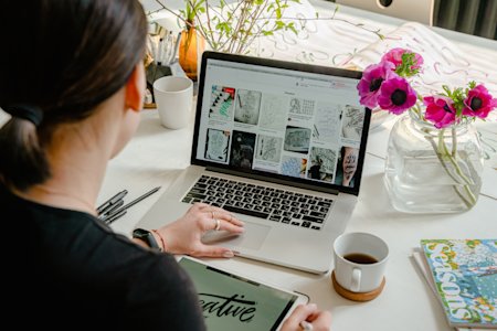 A graphic designer using Splashtop's remote desktop software to design from home.