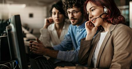 A remote IT support team using Splashtop Enterprise to troubleshoot the computers of large enterprises.