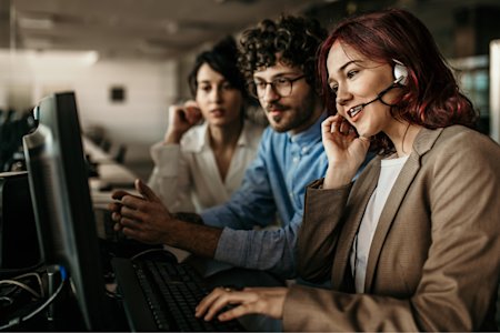 A remote IT support team using Splashtop Enterprise to troubleshoot the computers of large enterprises.