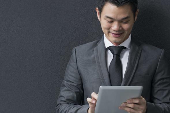 A businessman working remotely by using Splashtop on his iPad