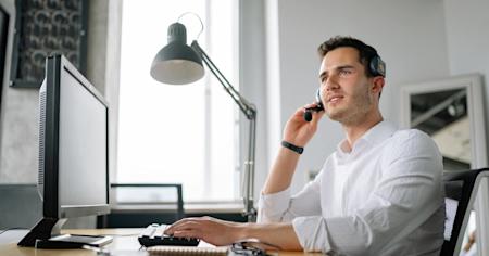 An IT service desk technician at their computer providing remote support to an end-user by using Splashtop