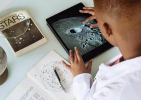 A student using a tablet with Splashtop to remotely access school computing resources.