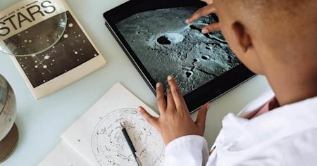 A student using a tablet with Splashtop to remotely access school computing resources.