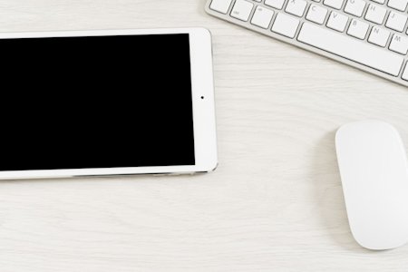 An iPad and a mouse that can be used to control a remote desktop with Splashtop