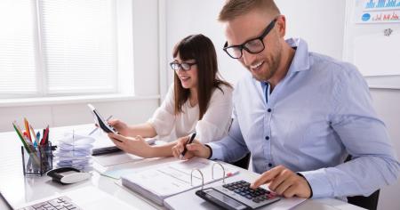 Two happy workers who saved by switching to Splashtop after a TeamViewer price increase.