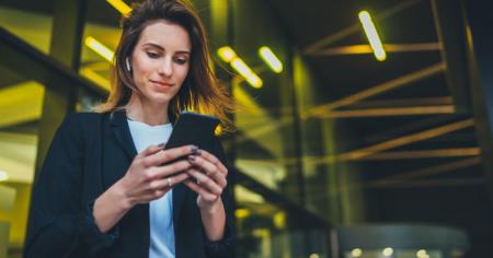 Female executive utilizing the Splashtop Business App on her smartphone