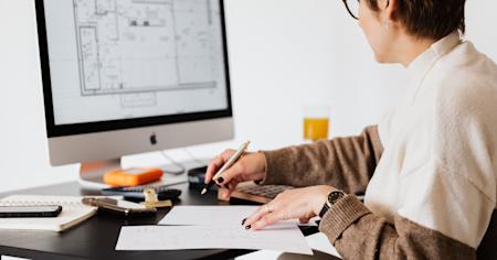 A female architect using Splashtop's remote access software to design remotely.