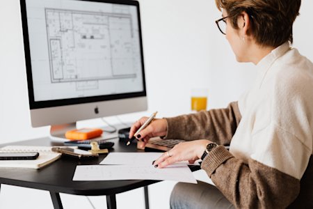 A female architect using Splashtop's remote access software to design remotely.