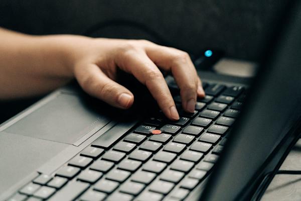 Virtualised Server Example Virtual Desktop Infrastructure (VDI): Types, Pros, Cons