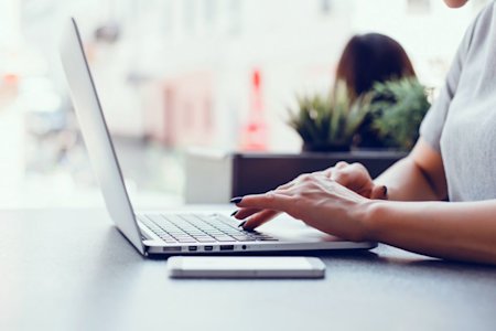 Student utilizing Remote Access on their laptop to connect with Mac computers in a school lab
