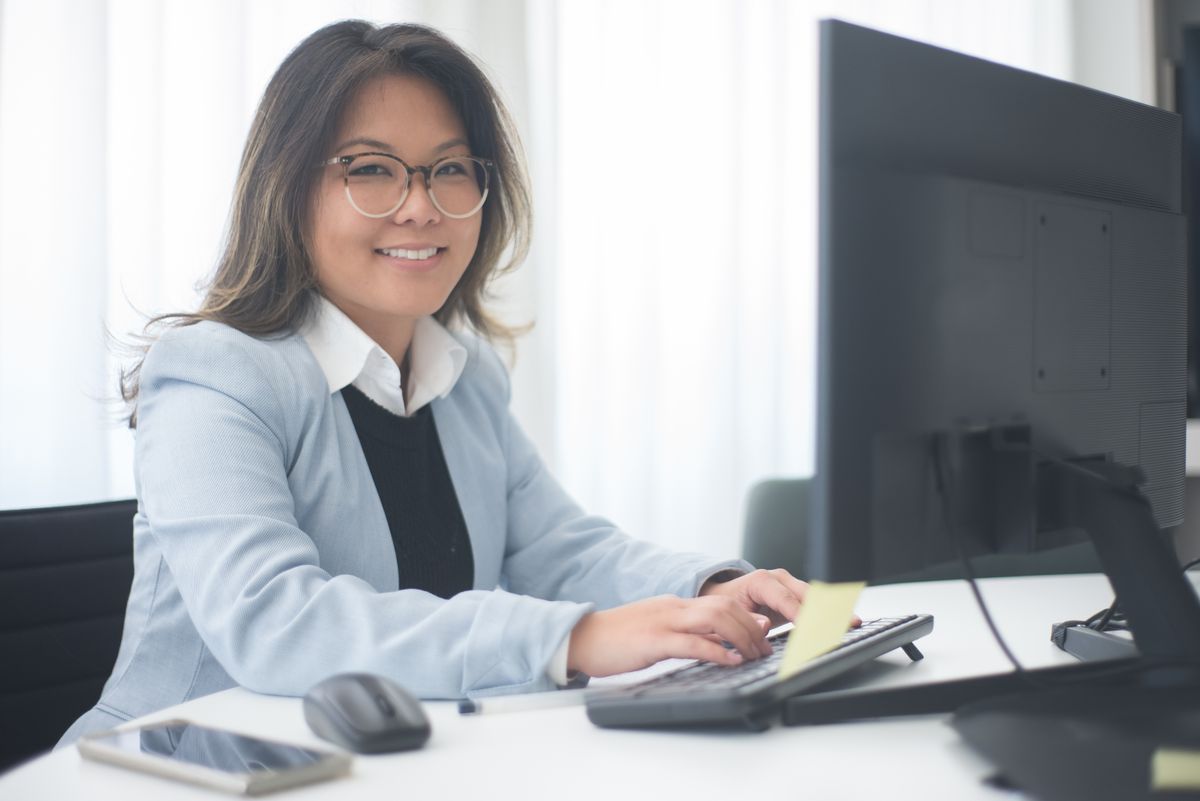 A business woman working an her computer.