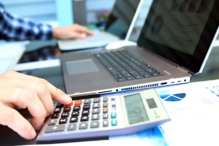 An accountant using Splashtop to remotely access QuickBooks and accounting software for a more efficient tax season