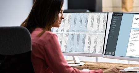 A female accountant using Splashtop's remote access software to control QuickBooks from her home office.