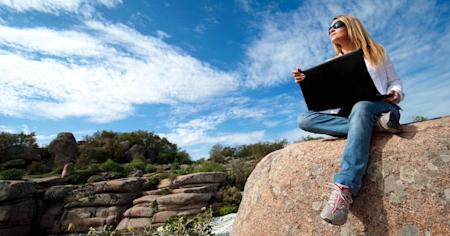 IT student enjoying the outdoors and hybrid learning with Splashtop