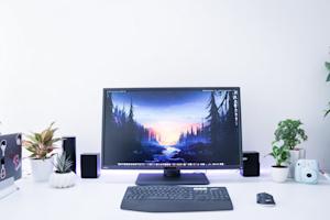 A computer on a desk that was turned on remotely using the Wake-on-LAN feature in Splashtop.