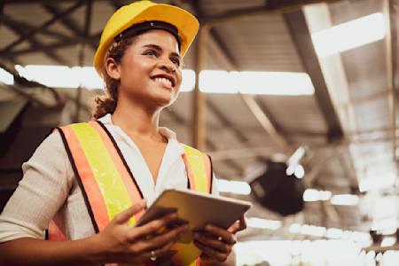 Construction worker using Splashtop on her Zebra device