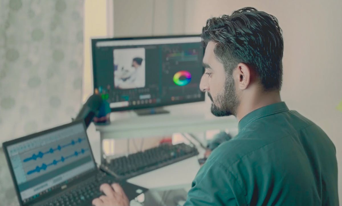 A creative professional using Splashtop high-performance remote access to work remotely.