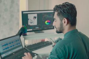 A creative professional using Splashtop high-performance remote access to work remotely.