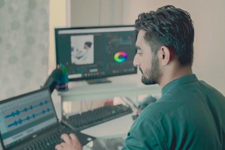 A creative professional using Splashtop high-performance remote access to work remotely.