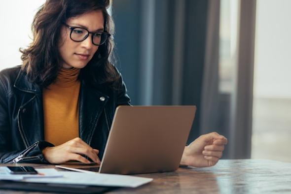 IT technician reading a full case study on Splashtop through her laptop