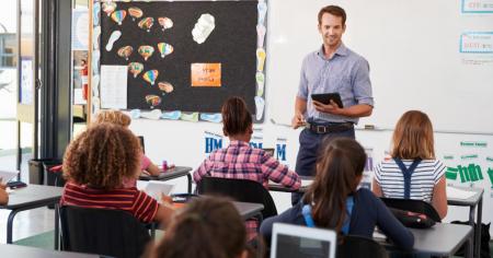 Educator demonstrating Mirroring360 device screen mirroring solution to a group of students