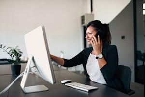 A female IT professional using Splashtop for remote administration.