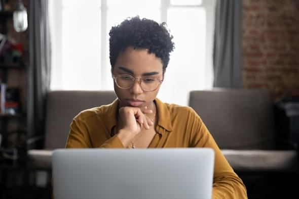 IT technician reading into the cons of anydesk commercial and how Splashtop is a better option