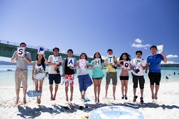 Splashtop employees holding letters to spell Splashtop at the beach