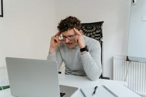 An IT agenct working in an office.