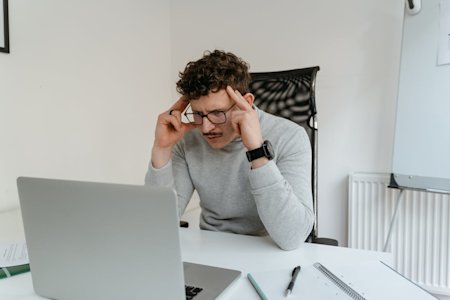 An IT agenct working in an office.