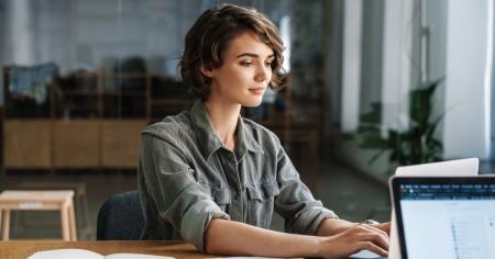 A woman using Splashtop on her laptop to remotely access her work computer to work from home.