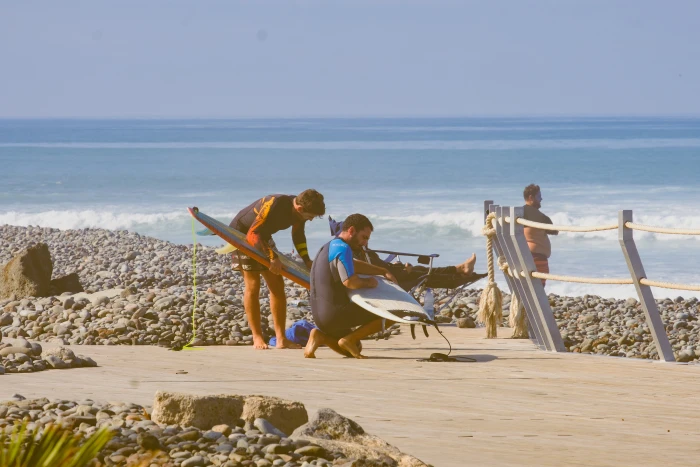 Surf Garage - Poniendo cera