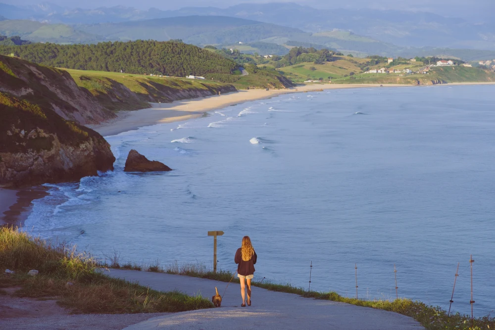 Surf Garage - The blonde girl and her dog