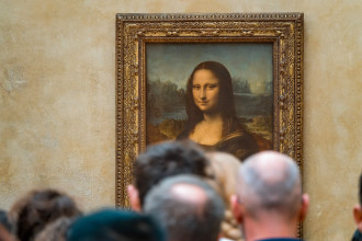 Mona Lisa being viewed in a gallery
