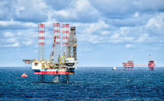 Oil - Oil rigs and supply vessels at sea