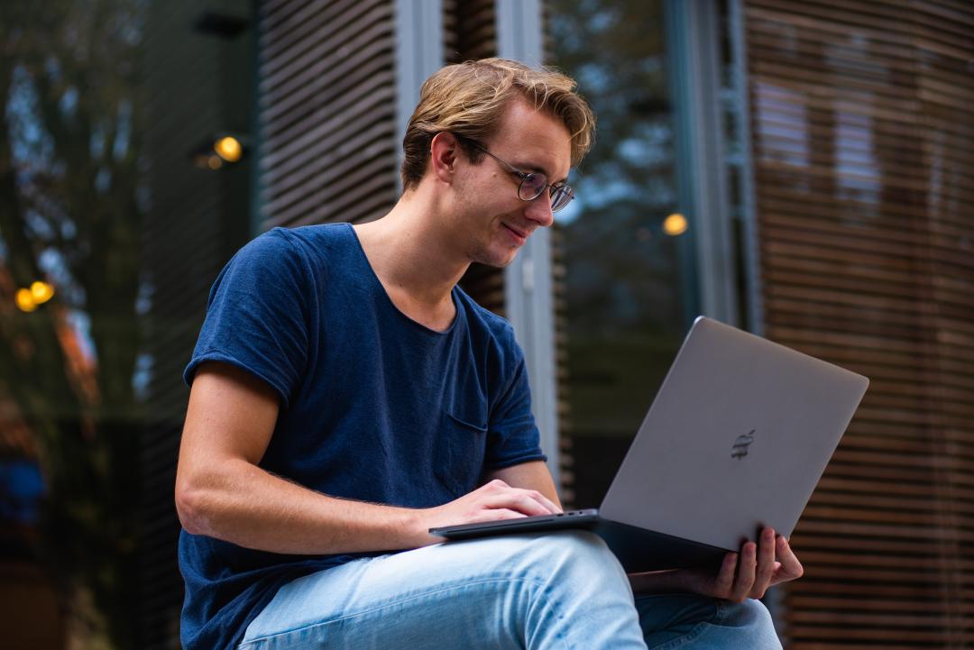 Een freelancer voert opdrachten uit voor een opdrachtgever als bijverdiensten. Hiervoor is in ons geval geen KvK inschrijving nodig en is deze werkvorm anders dan een zzp’er. Als freelancer heb jij een aantal verantwoordelijkheden. 