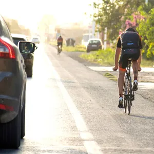 Ciclista en la via a punto de ser adelantado