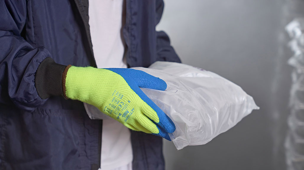 Cold-Weather Work Gloves: Balancing Hand Warmth and Dexterity in Manufacturing Environments