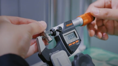 VIDEO: Micrometer with QuantuMike Precision