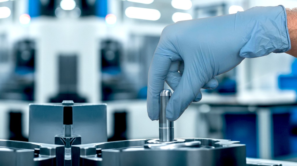  How to Safely Remove Nitrile Gloves: SHOWA SafeDoff™ Technology 
