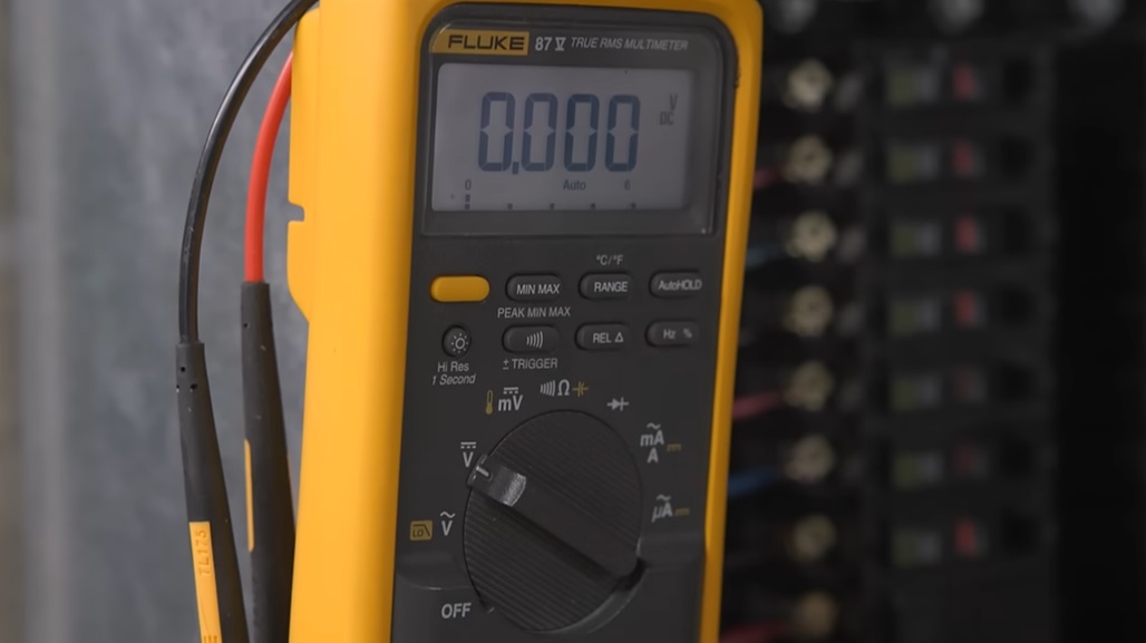 Fluke 87V Industrial Digital Multimeter | Trusted Accuracy for Every Job thumb