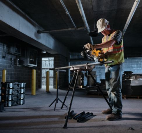 VIDEO: DEWALT Product Guide–DCS376 Bandsaw Blade Installation and Removal