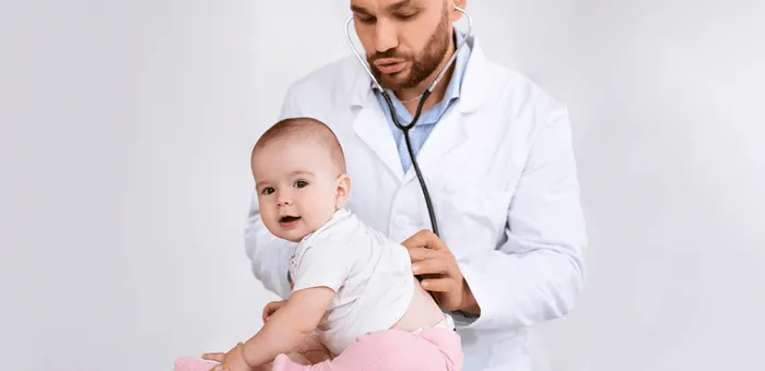 Bebé siendo revisado por doctor