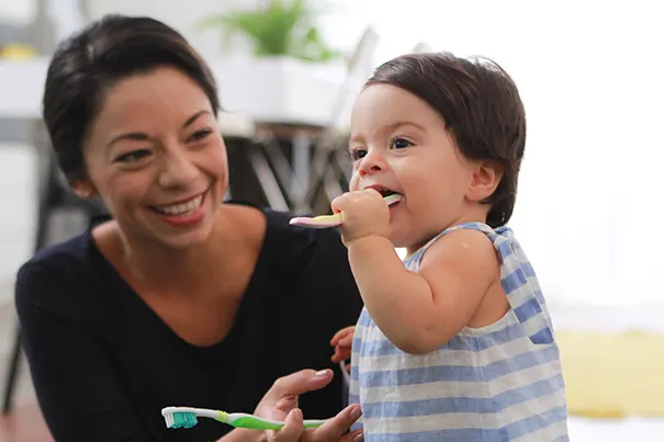 Cepillos de dientes para bebés - Una madre en el dentista