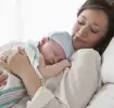 Mamá abrazando a su recién nacido