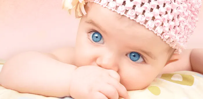 Bebé con ojos azules
