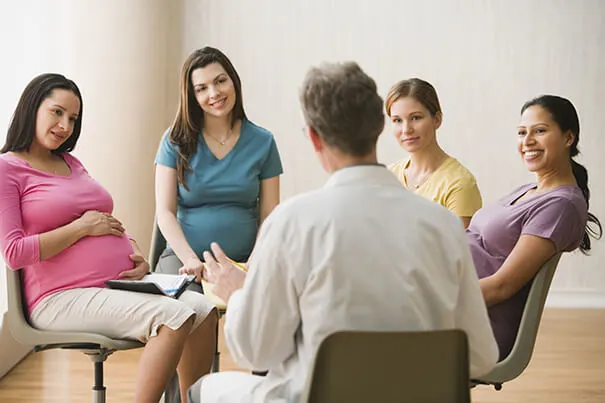 Conjunto de madres en junta con un médico pediatra